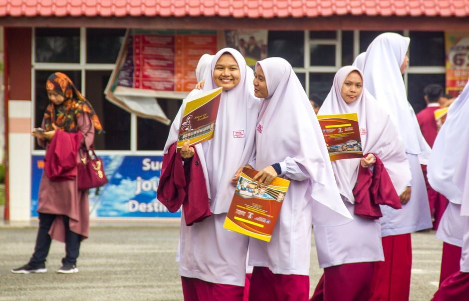 Student comparing diploma course options before enrolling