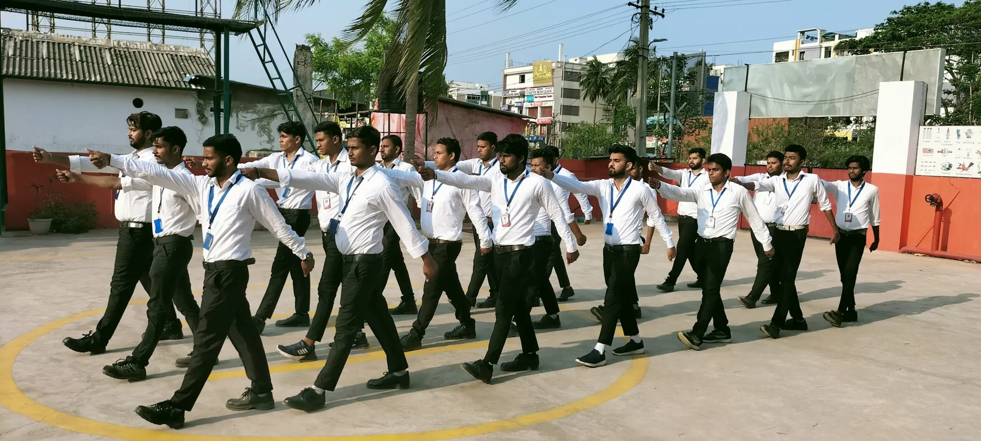 NIFS के प्रैक्टिकल यार्ड में यूनिफॉर्म पहने छात्रों की ड्रिल परेड